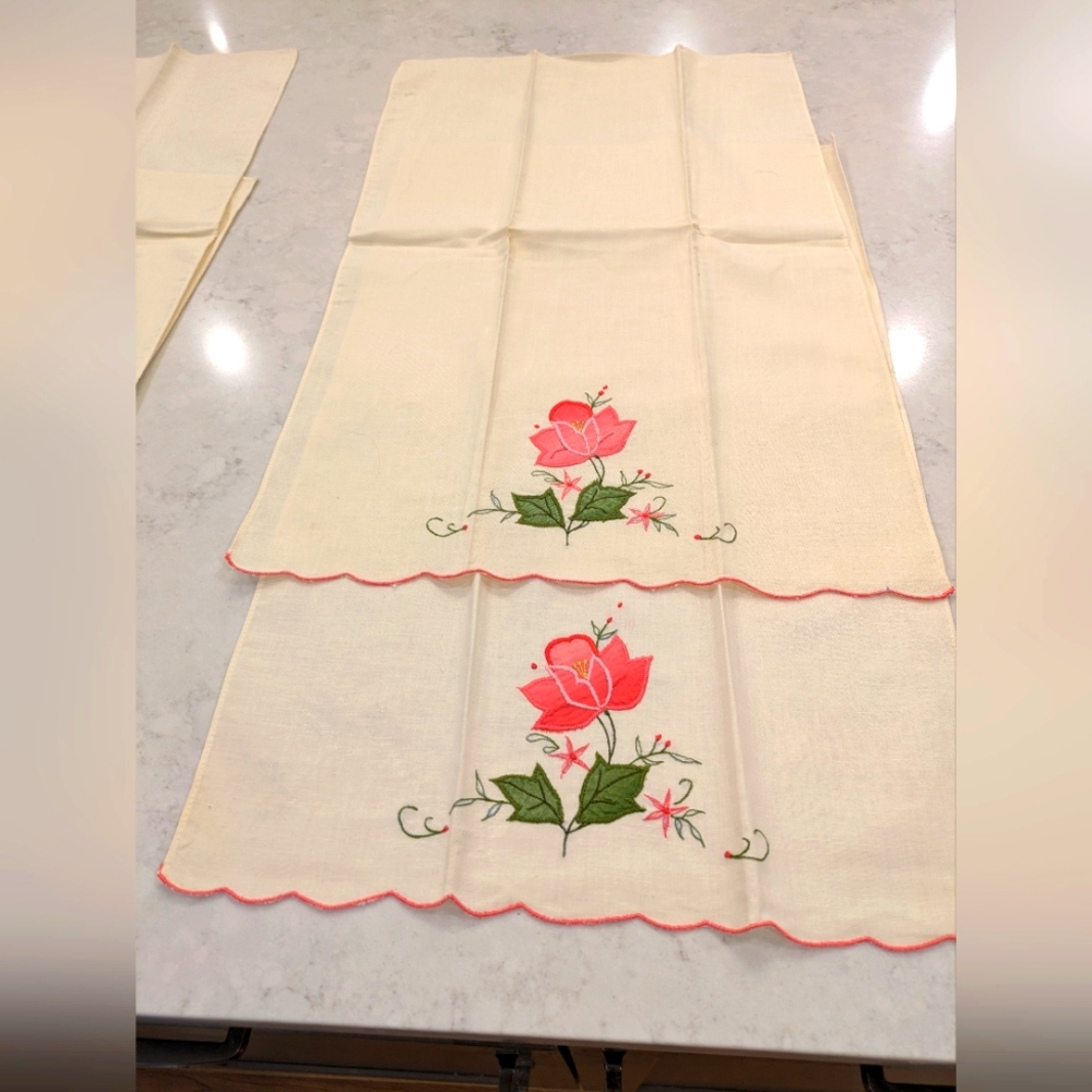 Floral Embroidered Set of 4 Napkins